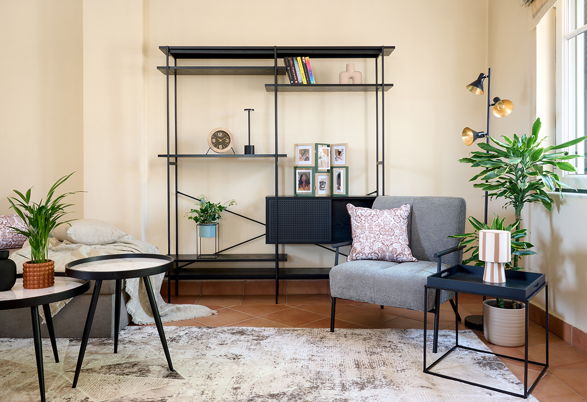 Απεικονίζεται η βιβλιοθήκη σε ένα σαλόνι.